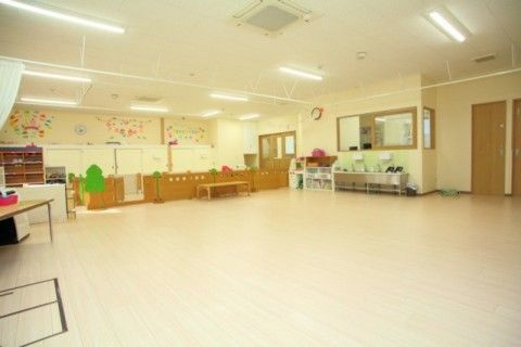 1歳児～5歳児はサークルで区分けしています。０歳児は別に部屋があります。ワンフロアの子どもたちの様子を見ながら楽しく保育を行っています。