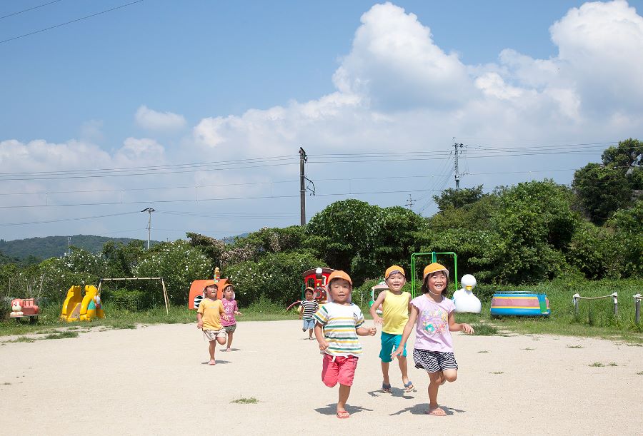 第３園庭は子ども達のお気に入りの場所！園庭の横を電車が走ります！