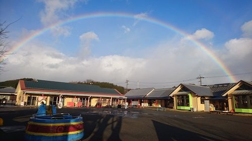 雨のち晴れ・・・園舎にかかる虹！！