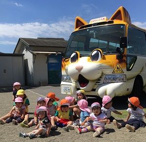 可愛い”ねこバス”で園外保育に出かけます！