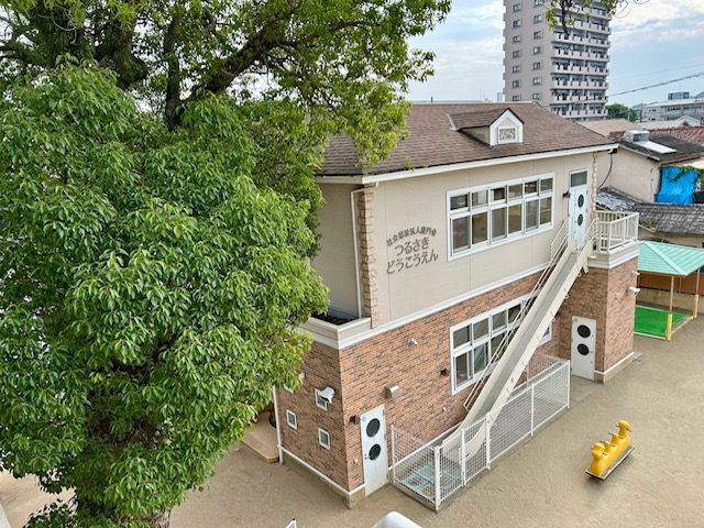 大きなクスノキのもと、元気いっぱいに子ども達が遊んでいます。