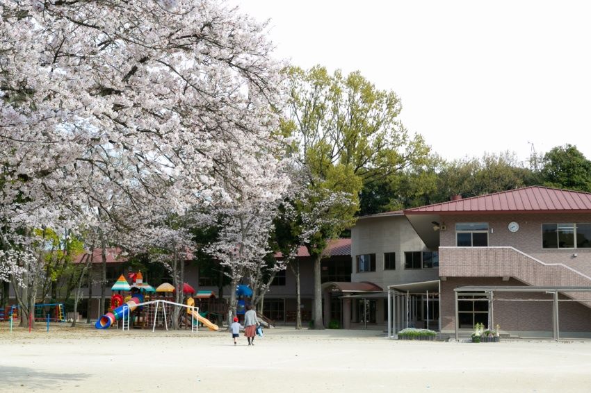 園庭に隣接する森では、四季の移ろいを感じることができます。